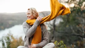 Így dobd fel az őszi outfited kedvenc sáladdal – Ezekért az összeállításokért egyenesen odáig leszel