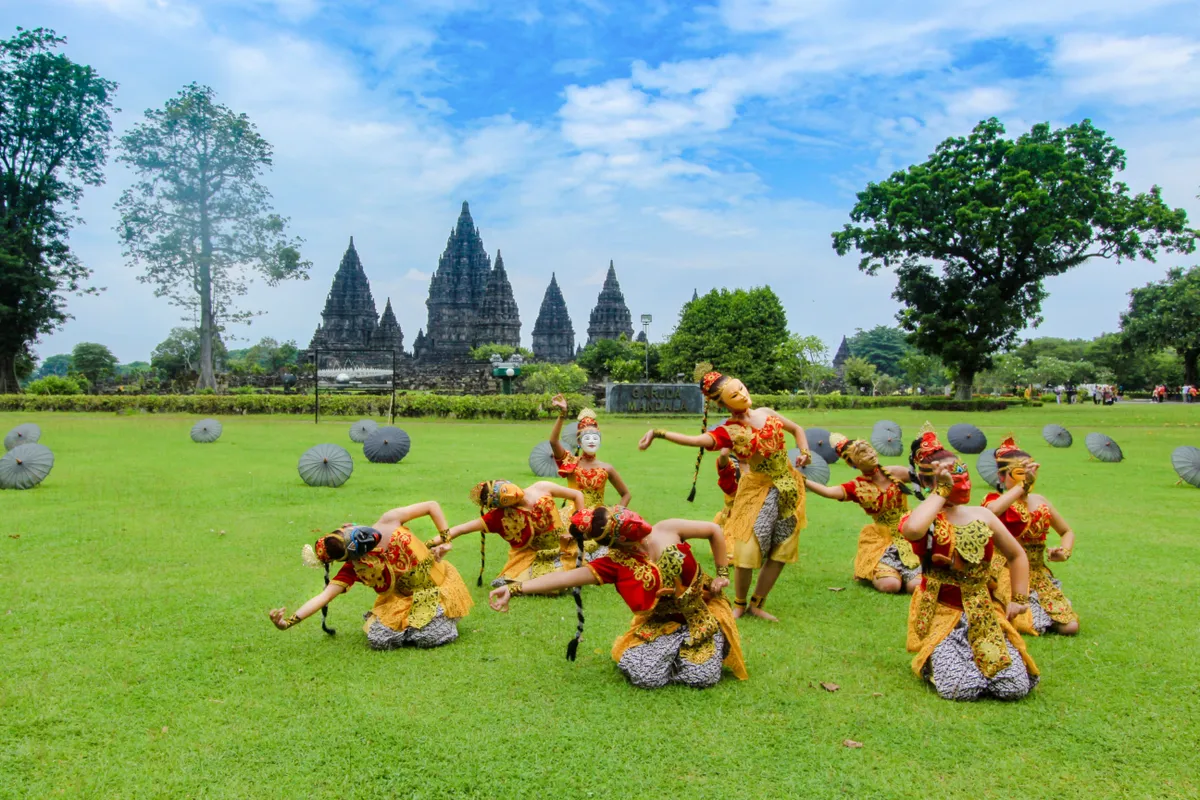 A Prambanan-szentély előtt tánccsoport táncol