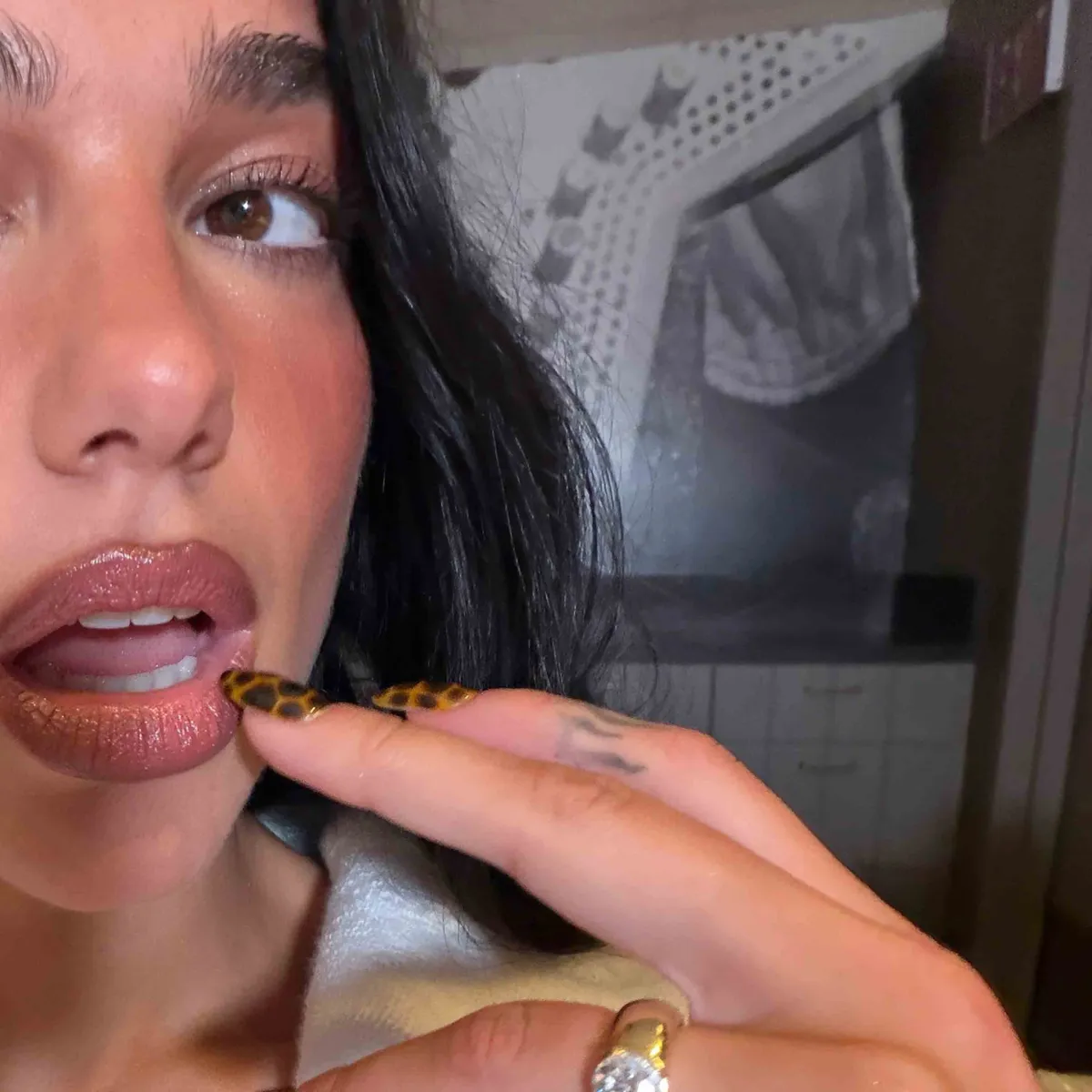 Dua Lipa Instagram oldalán mutatta meg először a jegygyűrűjét 