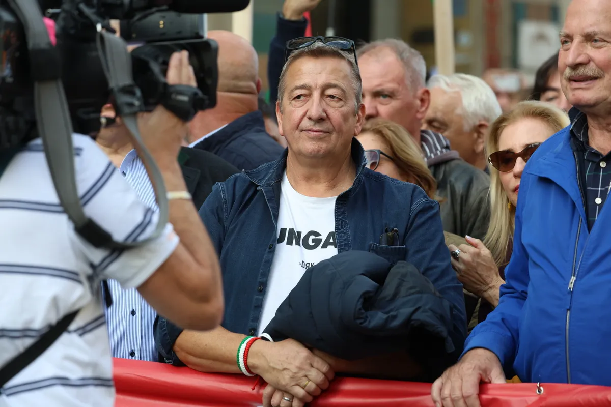 Bayer Zsolt arról számolt be, hogy egy csatahajón egyeztettek a fegyvergyártók