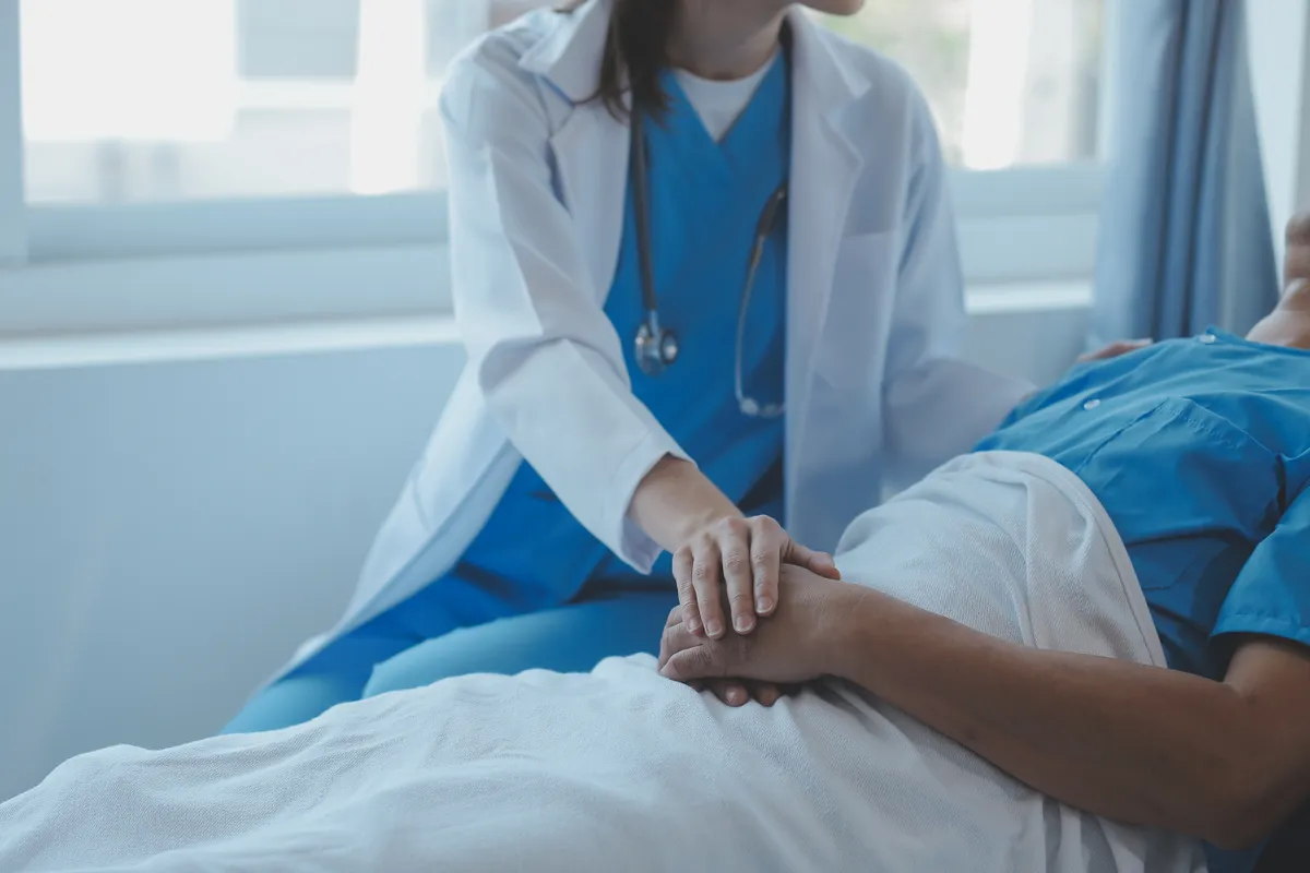Hospice nővér egy haldoklóval