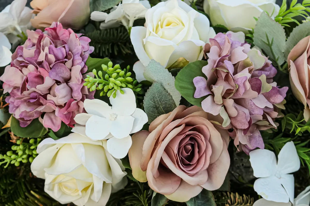 temetői virágok a selyemvirágok is