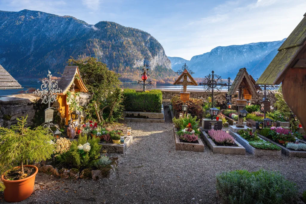 Aprócska temető található a világ egyik legszebb fekvésű falujának, Hallstattnak a temploma mellett; a szűk temetkezési lehetőségek miatt 15-20 évente kihantolják az elhunytakat, majd koponyáikra az elhunyt nevét, születési és halálozási dátumát szép gót betűkkel felírják és a Csontházba helyezik.