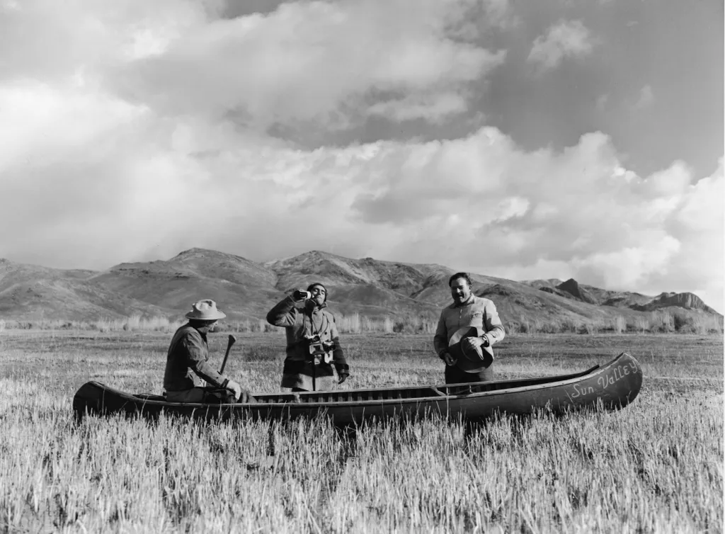 Taylor Williams idegenvezető, Robert Capa fotós (1913 - 1954) és Ernest Hemingway író (1899 - 1961) egy kenuval pózol kacsavadászat közben az idahói Sun Valley-ben, 1940. november 13-án
