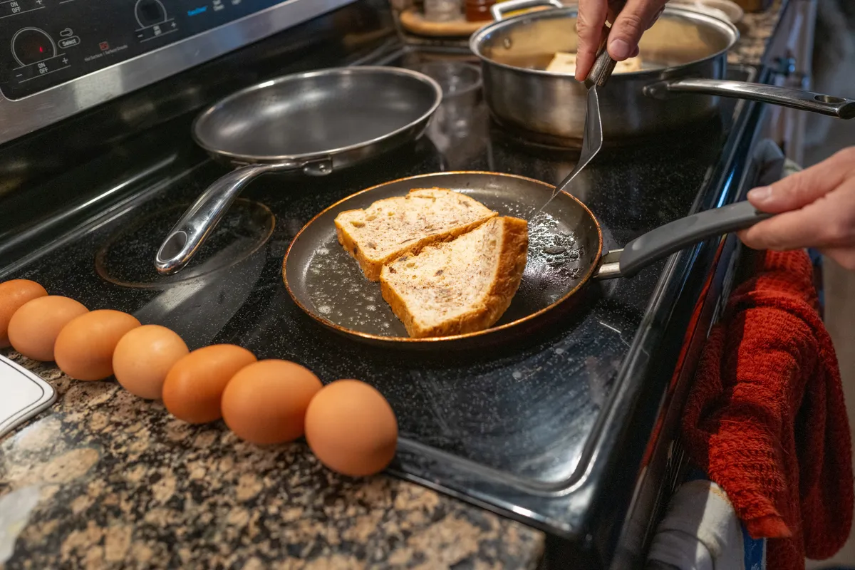 Férfi, aki éppen bundás kenyeret süt