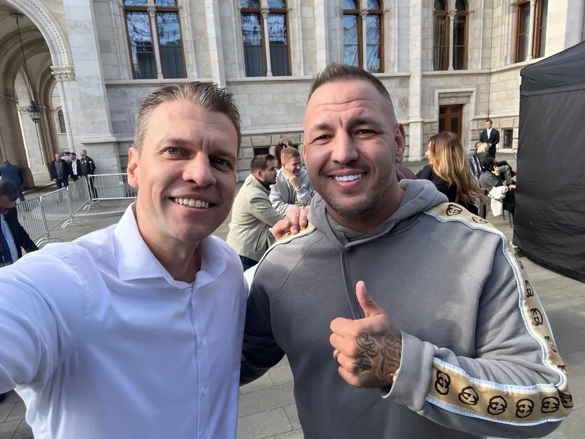 Curtis Menczer Tamás Facebbok oldalán tűnt fel a Hadházy Ákos álltal sérelmezett felsőben.