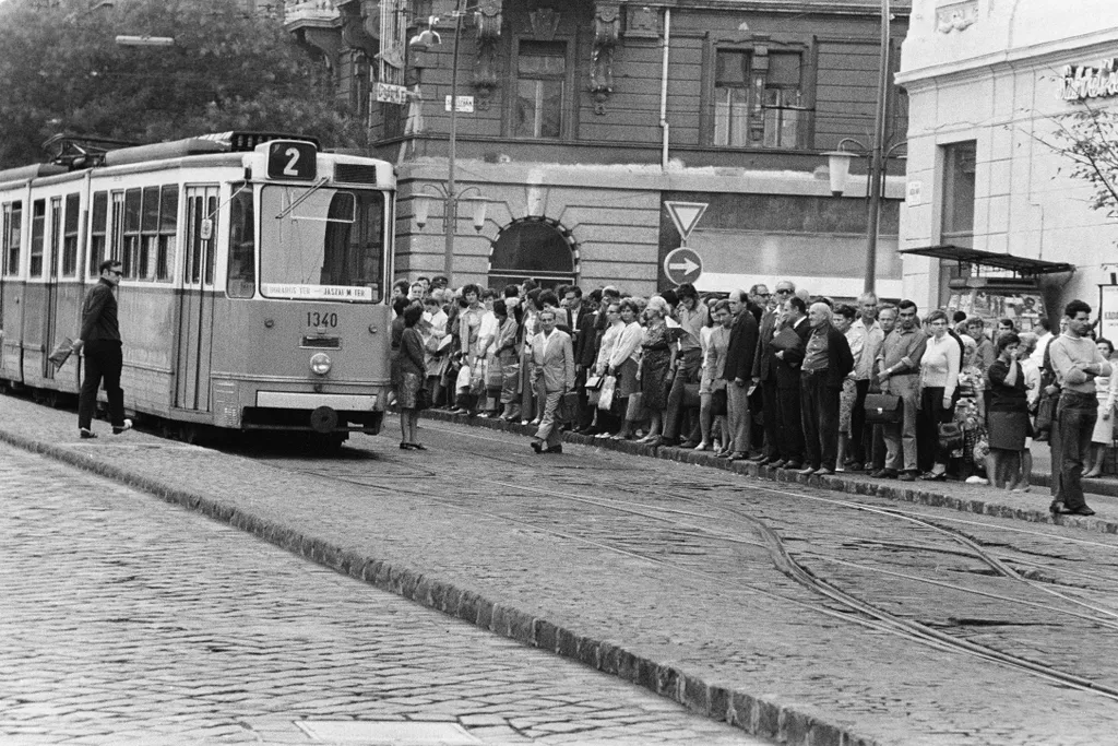 Korabeli fotó a 2-es villamos pesti Duna-part menti vonaláról.