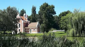 Egy főúri ékkő közel a Balatonhoz – A dégi Festetics-kastély, mely szabadkőműves titkokat őriz