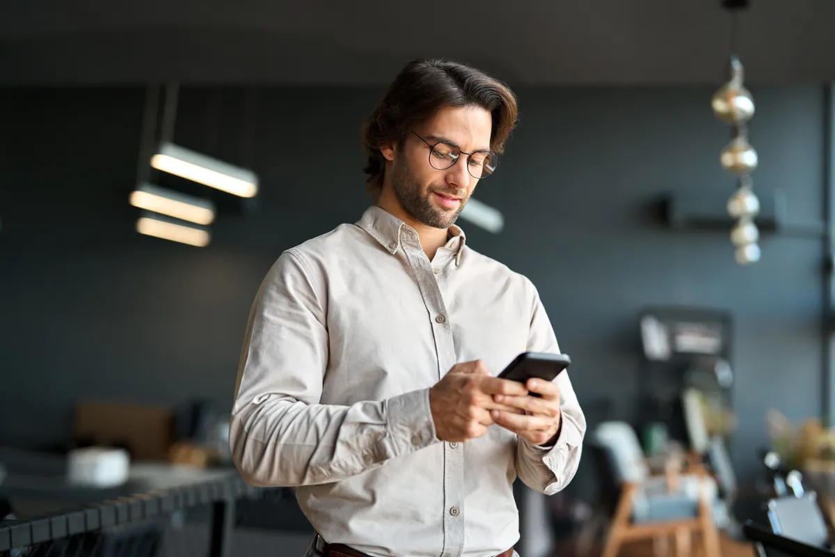 Mobiltelefon beállítása Férfi okostelefont használ, a jelenet a mobiltelefon adatvédelem jelentőségét idézi meg.adatlopás ellen.