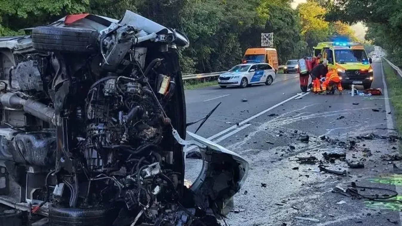Horrorisztikus baleset történt Bonyhádnál, alig maradt ép elem a kocsiból