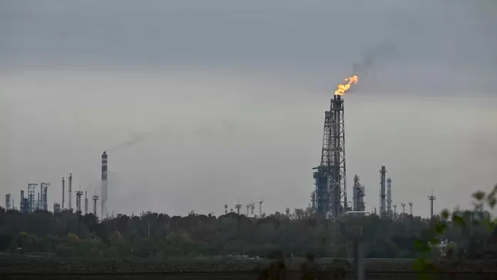 Mol: eloltották a százhalombattai tüzet