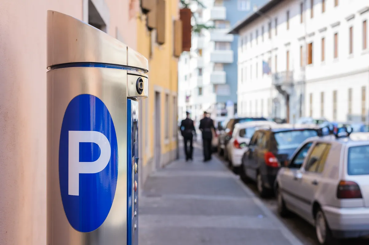Parkoló automata használata a parkolási bírság elkerülése érdekében