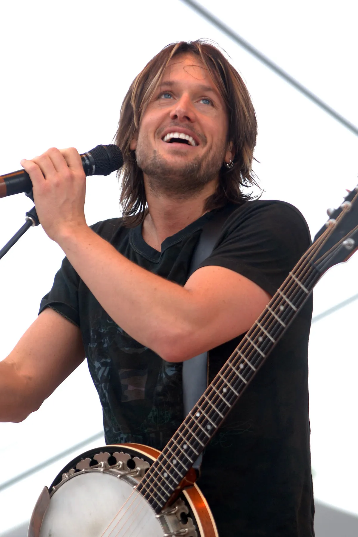 Keith Urban több alkalommal is félreérthetően viselkedett a gitárosával a színpadon