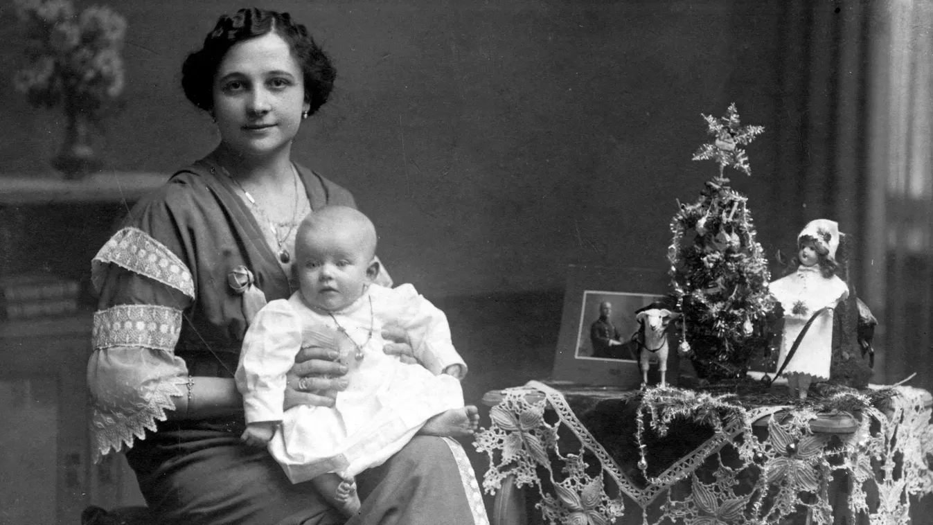 Anya-gyerek fotó a régi karácsonyi hagyományok idején