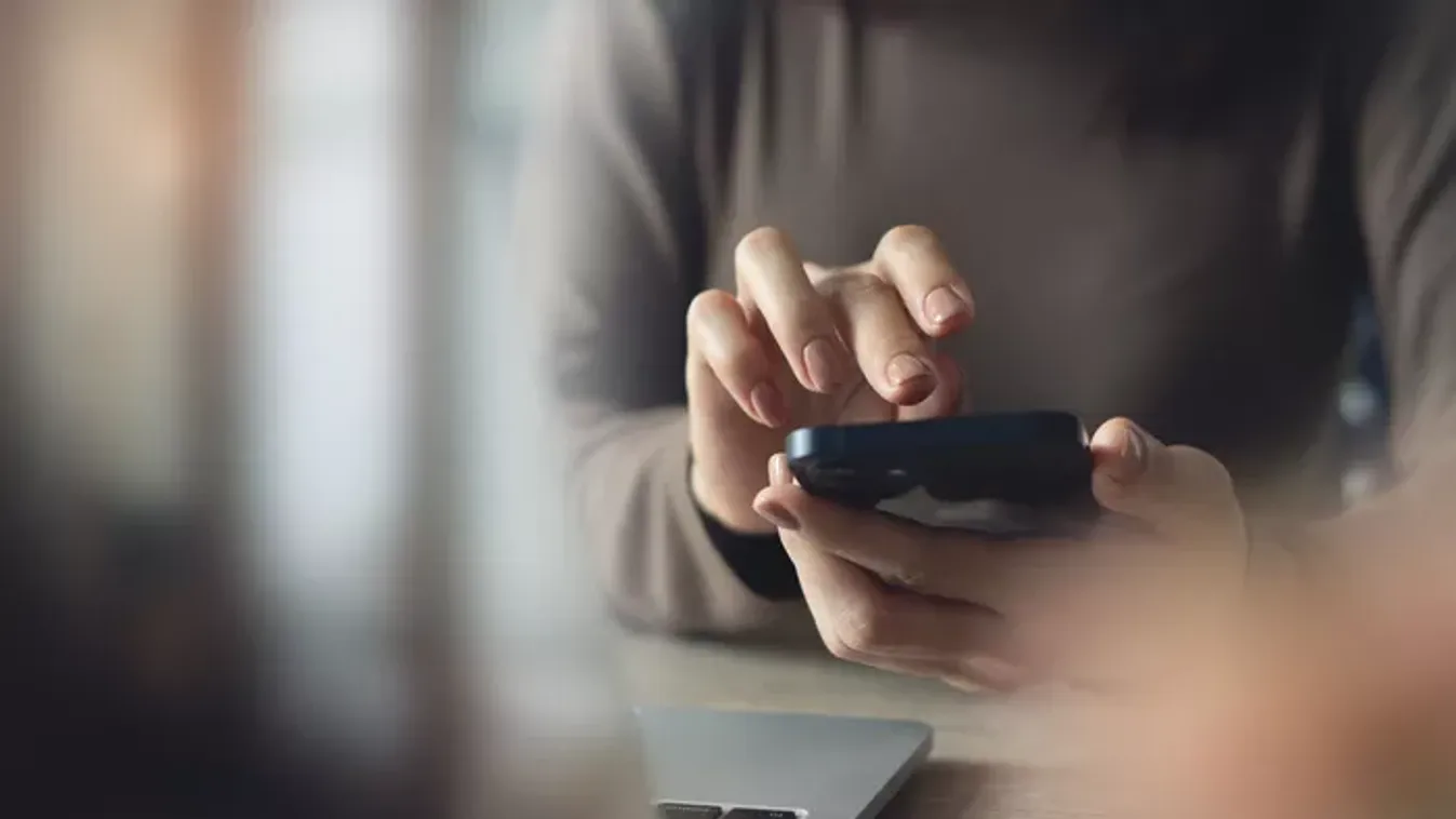 Egy gyakori telefonhasználati hiba fokozhatja a szorongást és a stresszt