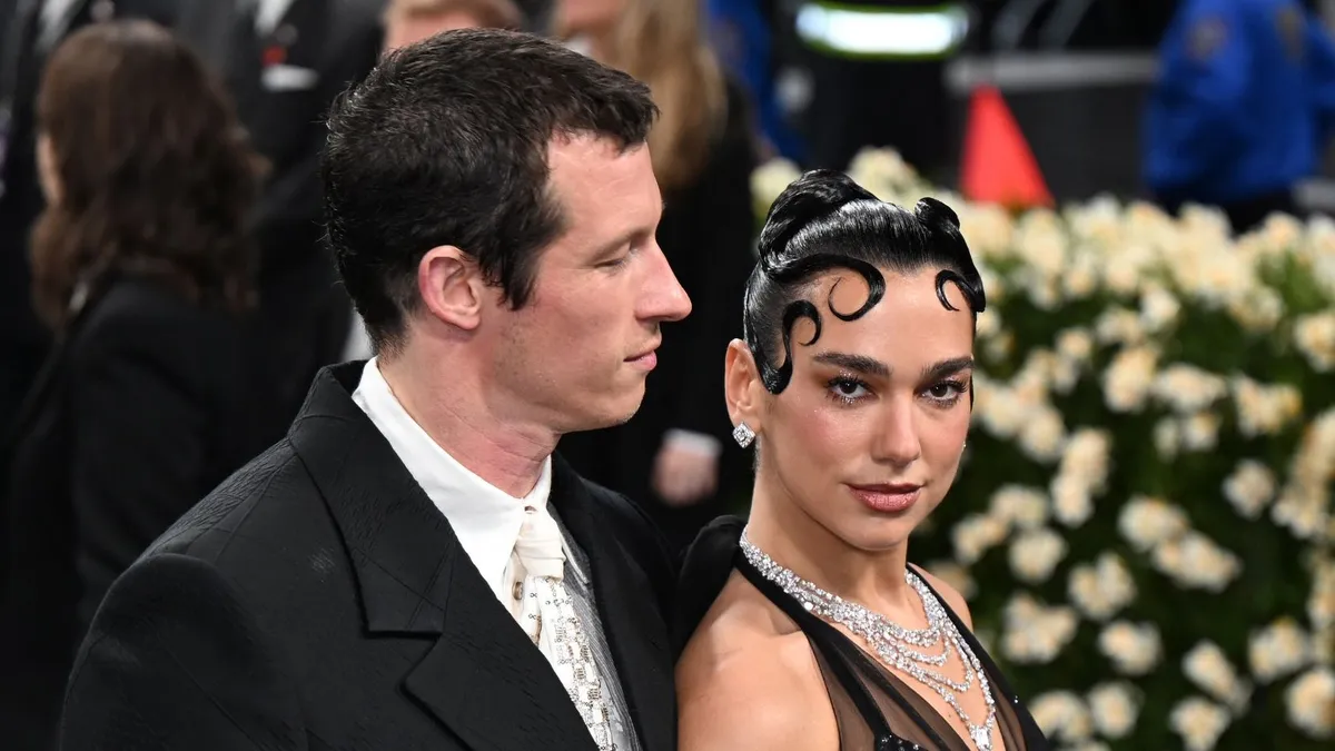 Dua Lipa és Callum Turner kapcsolata 2024 januárjában vált nyilvánossá