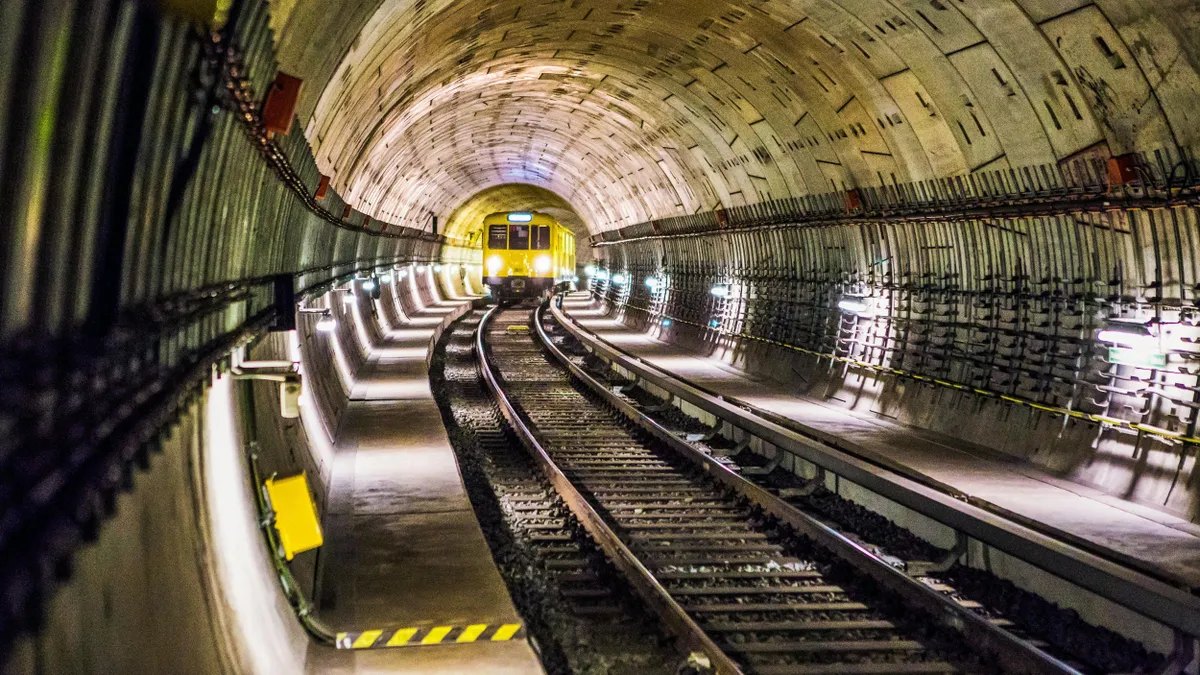 Fontos bejelentést tett a BKK, változik az M2-es metró közlekedése. 