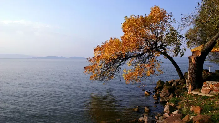  A Balaton vize fogyóban, szinte át lehet rajta sétálni