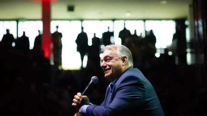 Teltház és vastaps fogadta Orbán Viktort a Harcosok klubja edzőtáborában - képeken és videón a legjobb pillanatok