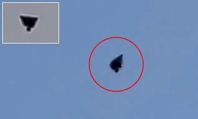Fekete, piramis alaku UFO-t láttak Texas felett 