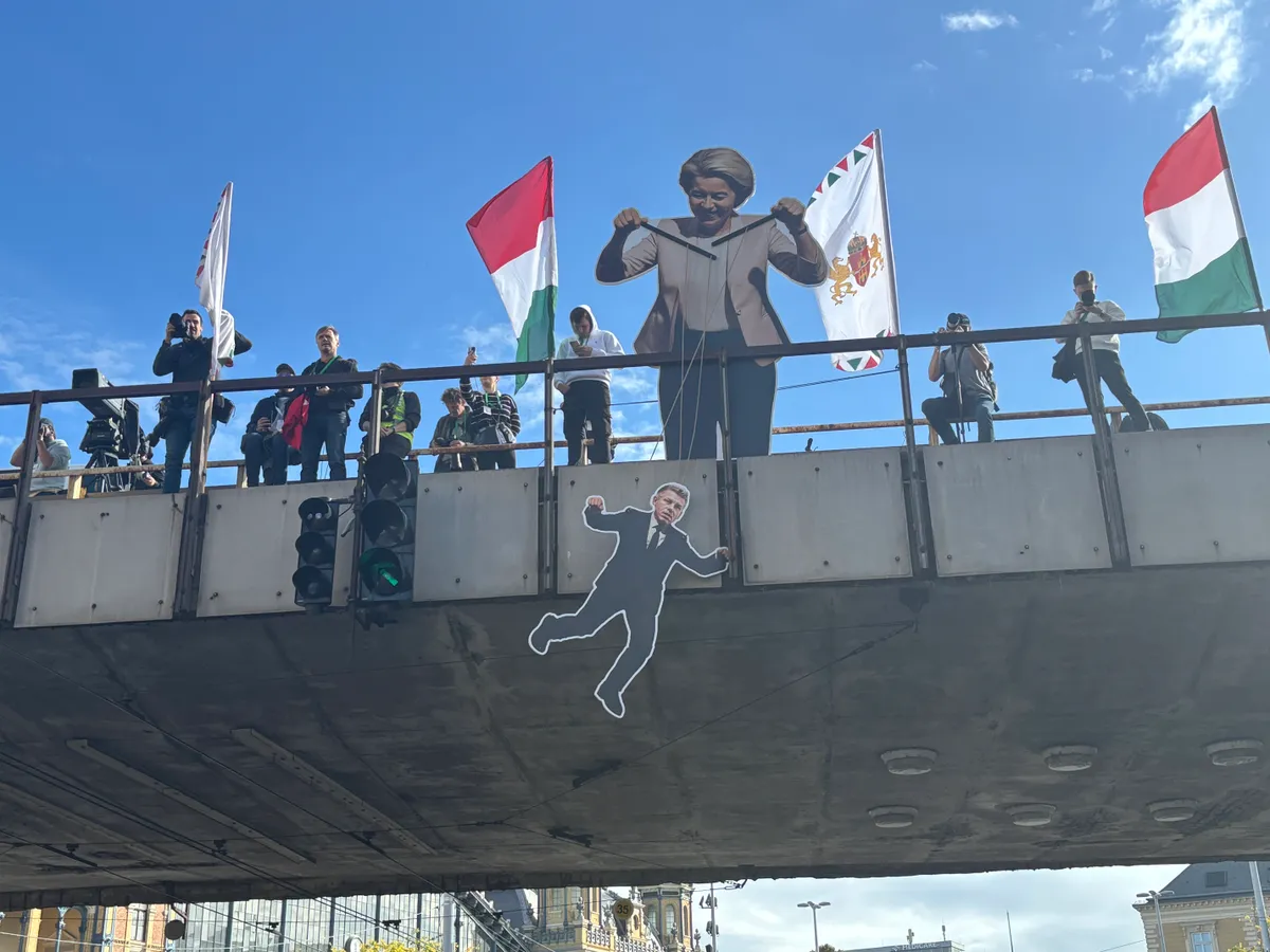 Furcsa Ursula von der Leyen - Magyar Péter installáció a Békemeneten