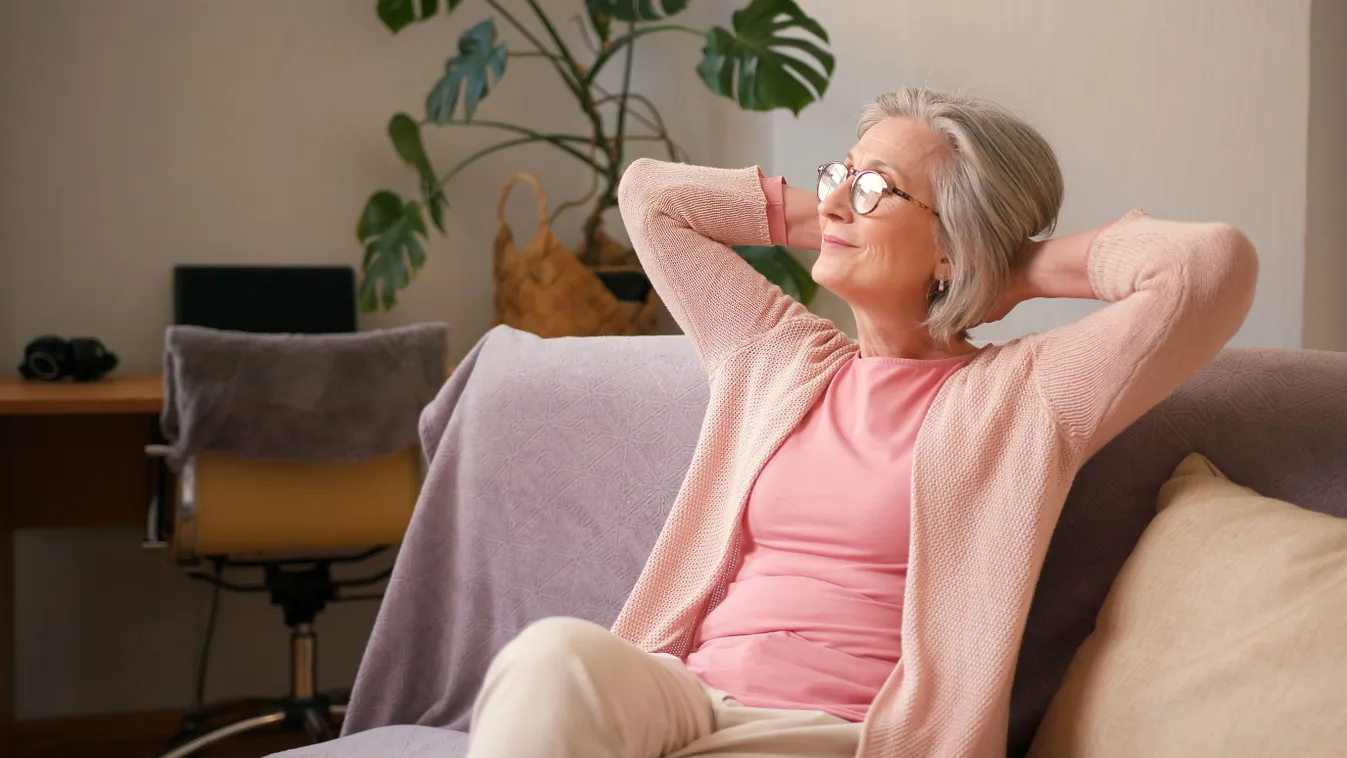Középkorú nő, aki a menopauza alatt is jól érzi magát a bőrében