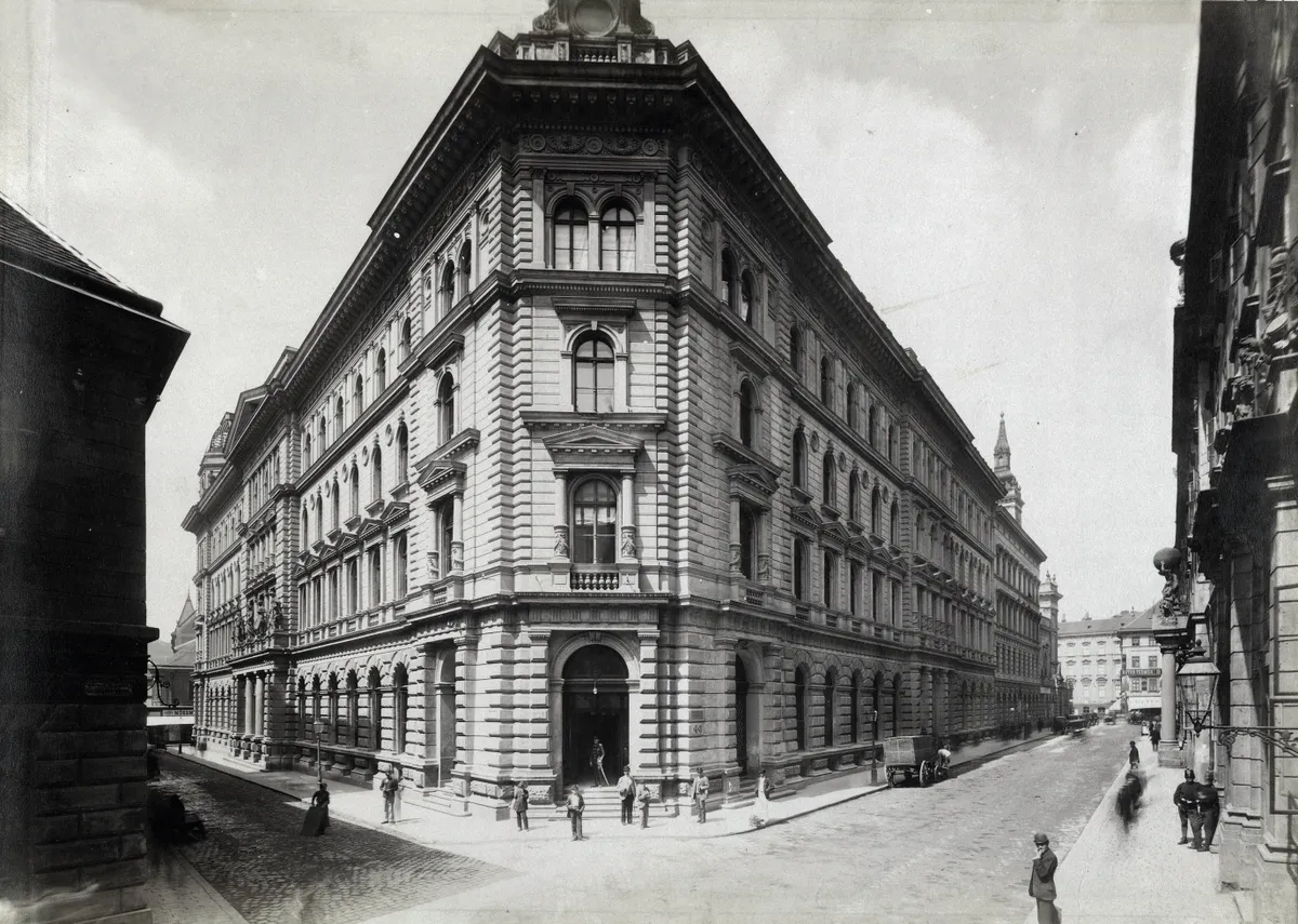 Magyar Királyi Főpostahivatal épülete, Párizsi utca - Városház (Gránátos) utca sarok, Budapest, Retró kvíz 