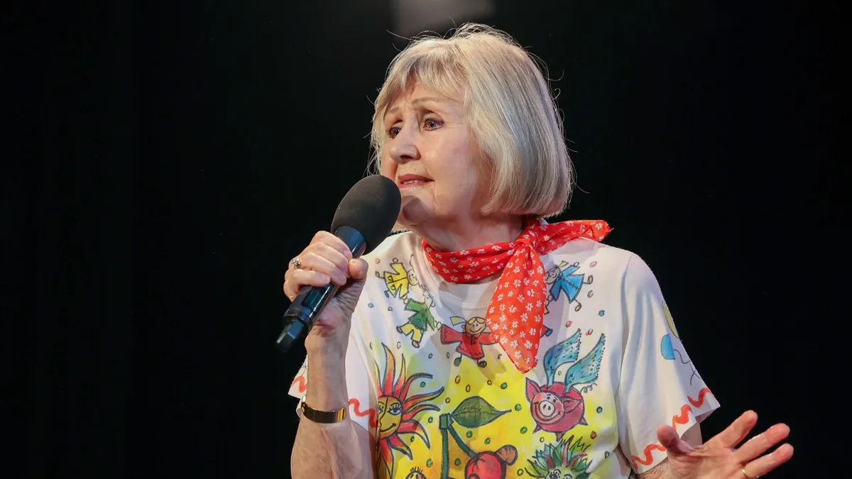 Halász Judit énekel a gyerekeknek.