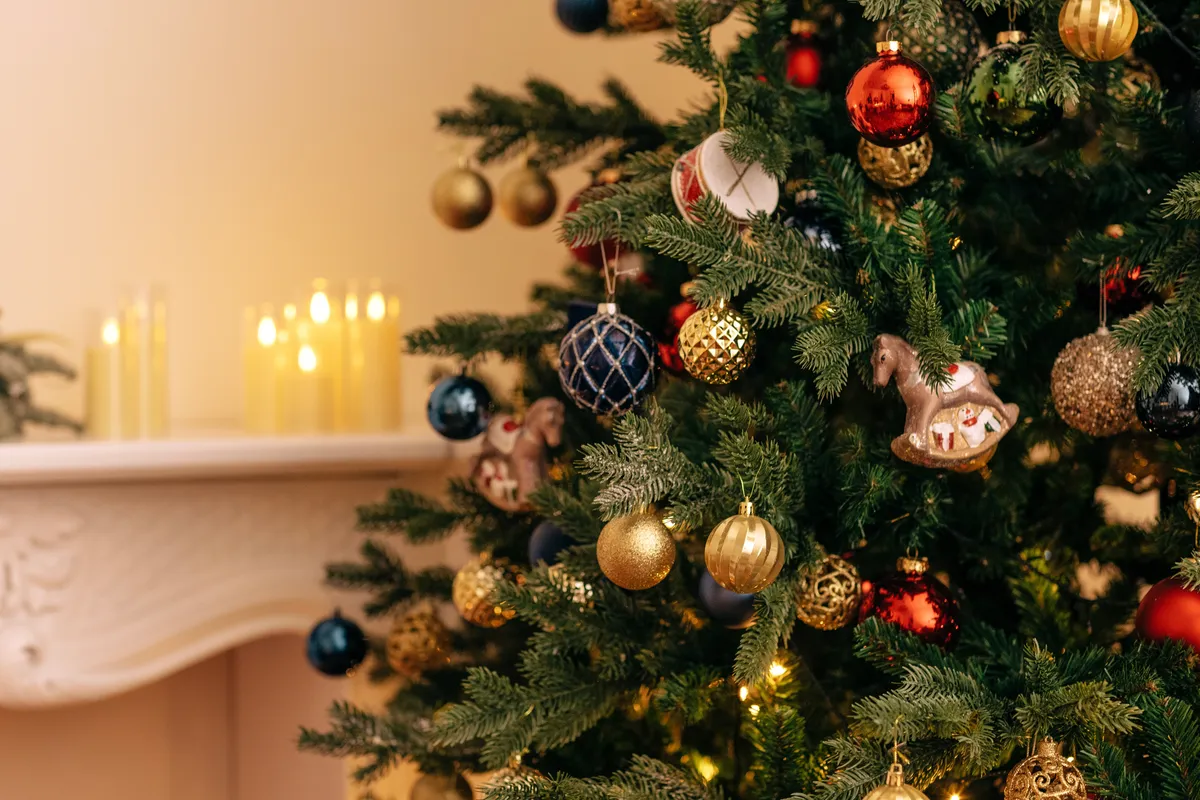 Feldíszített karácsonyfa a nappaliban