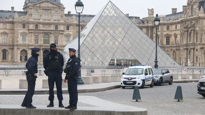 Amatőr hibát követtek el a Louvre-rablás során a tettesek