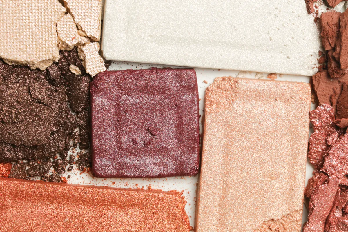 A képen sminkpalettál darabjai láthatók amik passzolnak a Halak sminkhez.