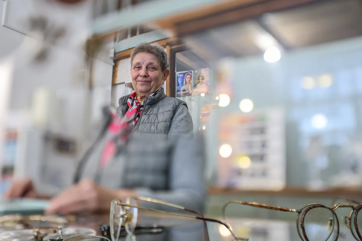 Erzsébet a Libál Optika üzletében