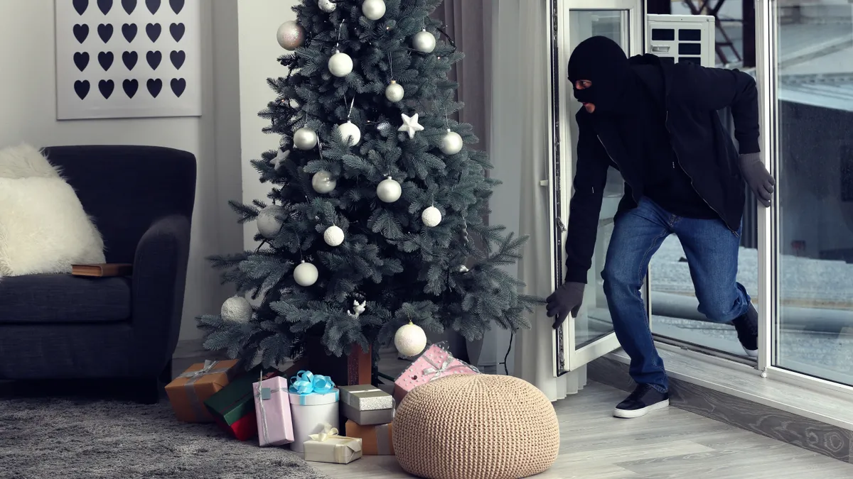 Karácsonykor betört, a padláson bújt el