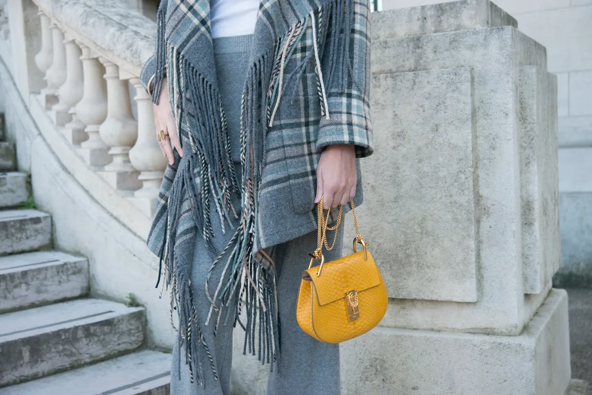 Őszi divatos kockás kabát egy nőn