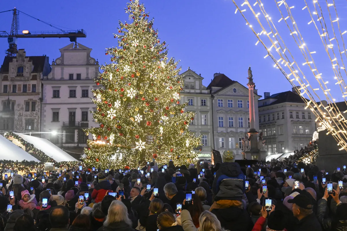 Prága óriási karácsonyfája