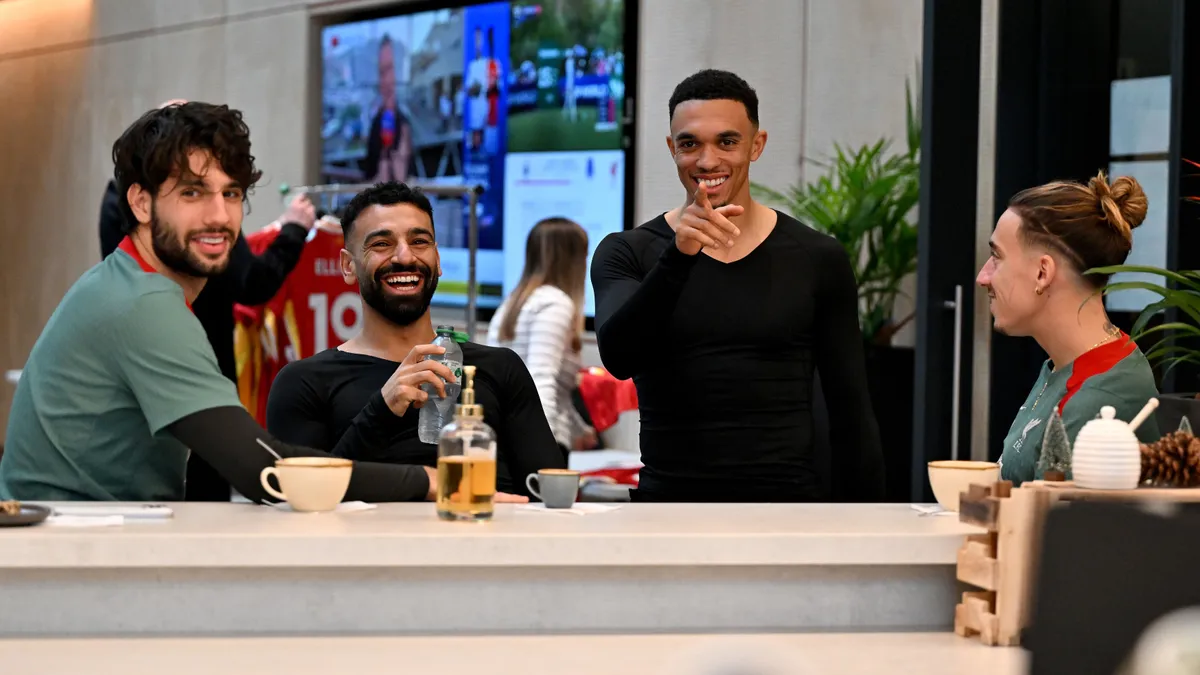 Szoboszlai Dominik legszűkebb baráti köréből Szalah is Alexander-Arnold és Cimikasz (balról jobbra) sorsára juthat