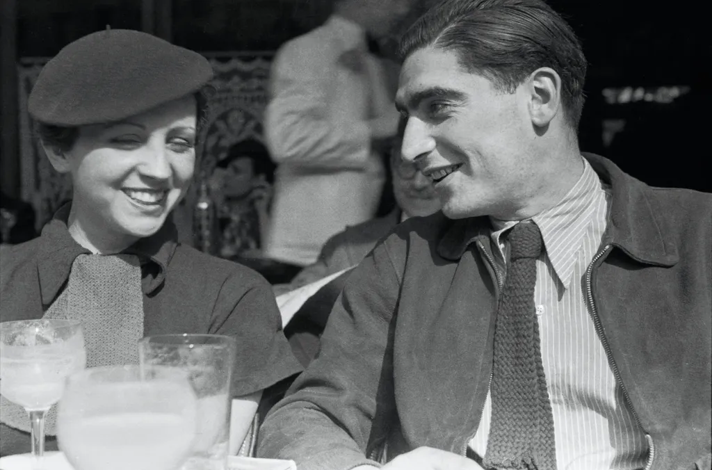 Gerda Taro (1910 - 1937) (balra) és Robert Capa (1913 - 1954) fotósok portréja, 1936.