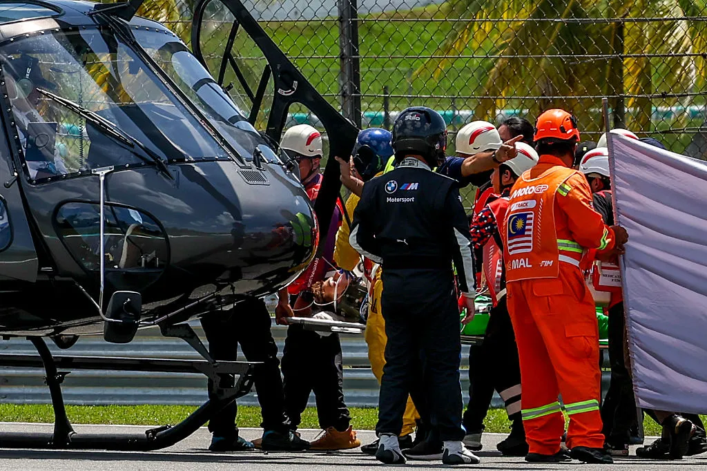 Mentőhelikopter érkeztet a motorbaleset után