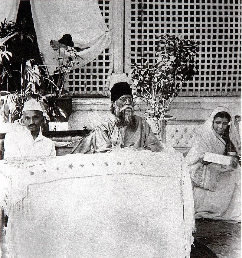 Ghandi Rabindranath Tagore és Sharda Mehta társaságában