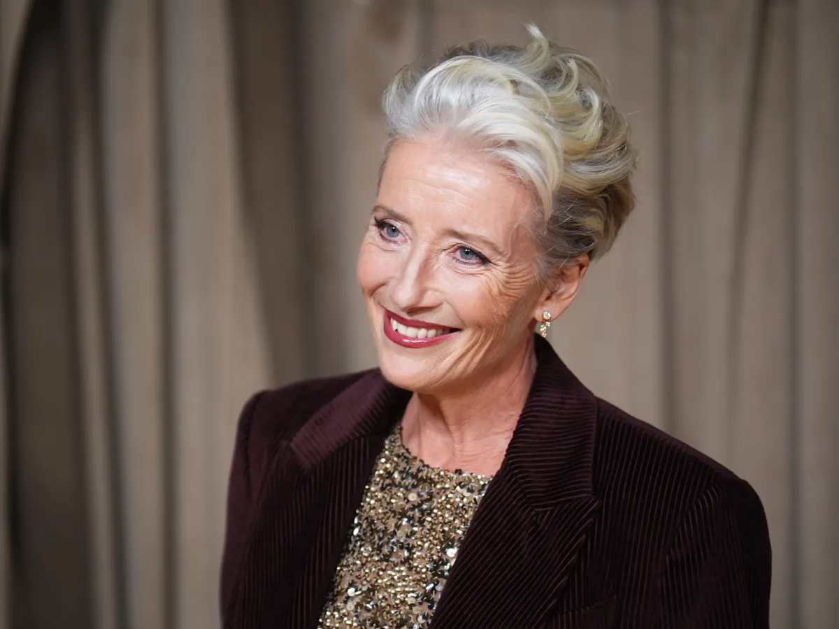 Emma Thompson ősz hajjal