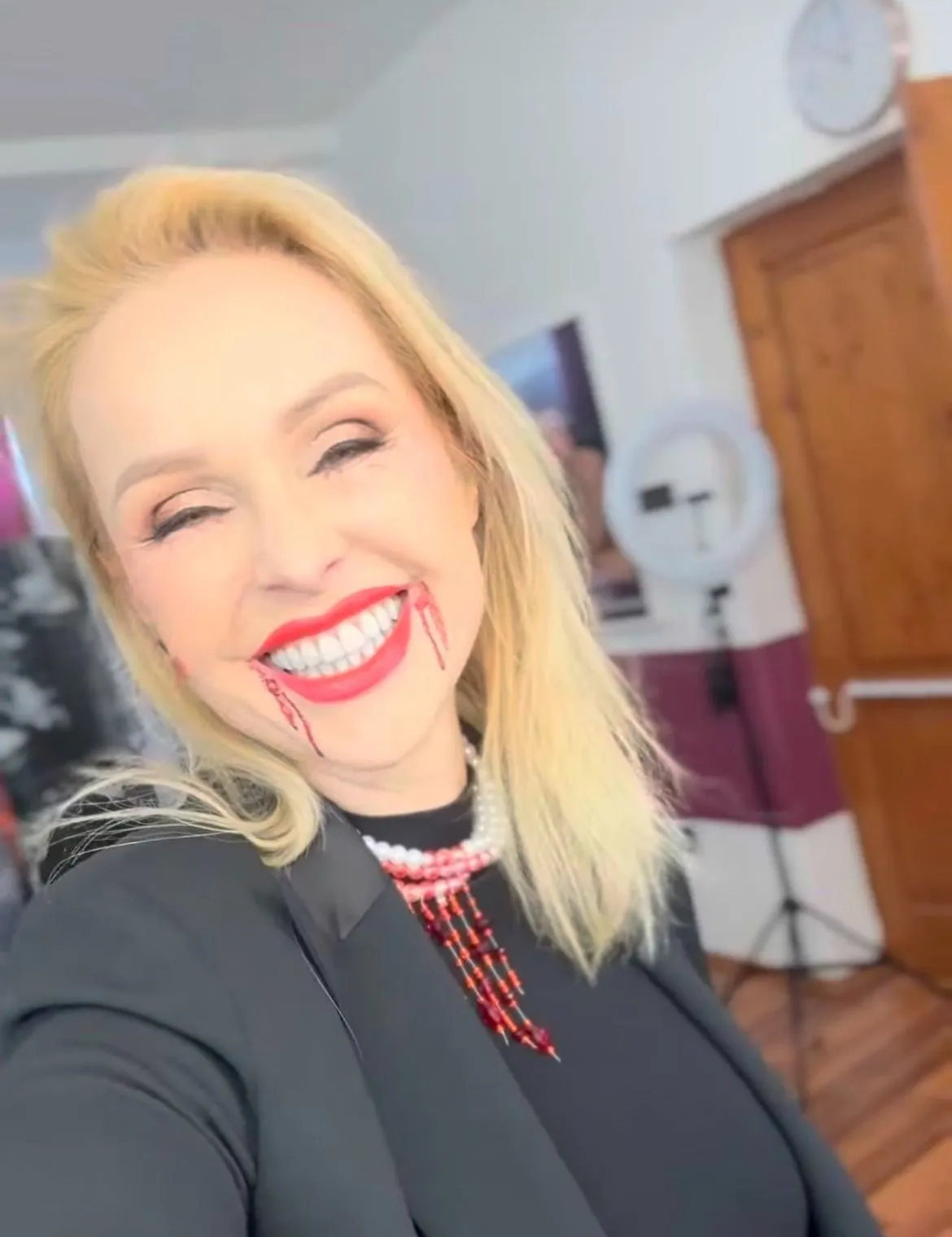 Halloween jelmezben Köllő Babett