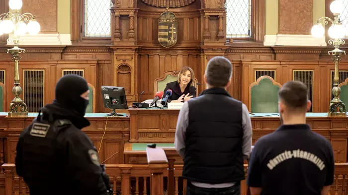 Angyalföldi gyilkosság: így érkezett a tárgyalásra Róbert