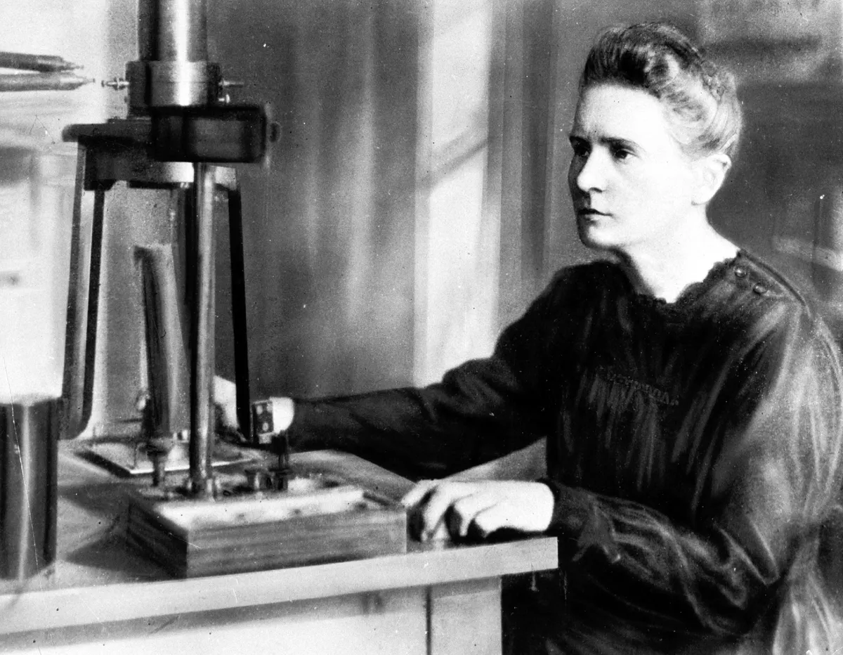 Marie Curie tudósnő a laborjában.