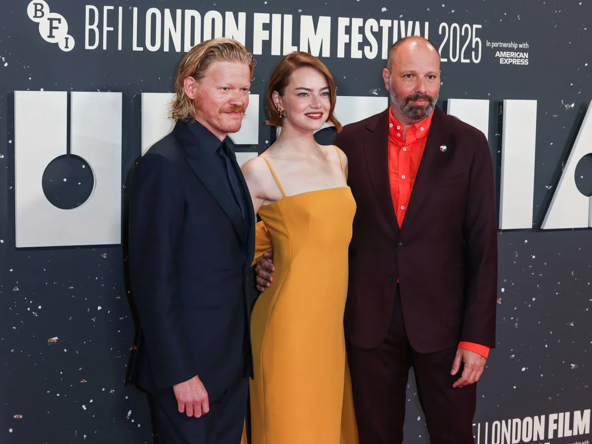Jesse Plemons, Emma Stone és Yorgos Lanthimos a Bugonia bemutatóján