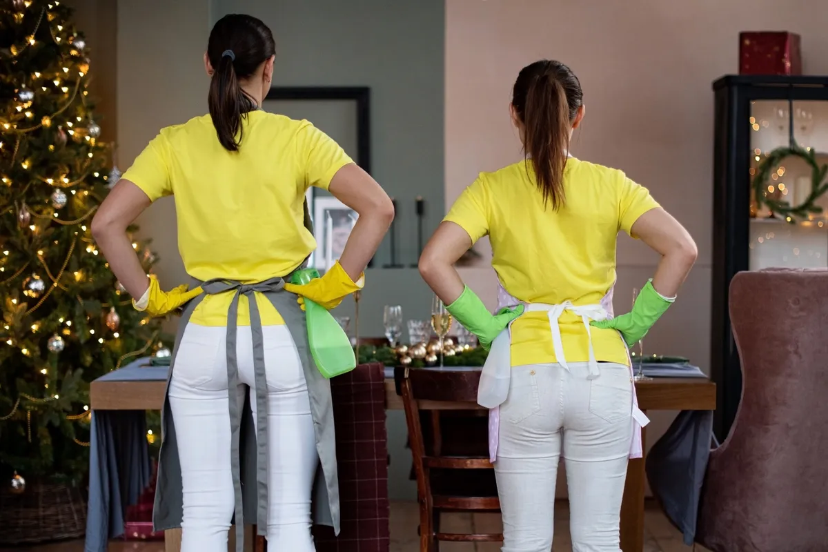 Két nő nekikezd a karácsonyi nagytakarításnak.