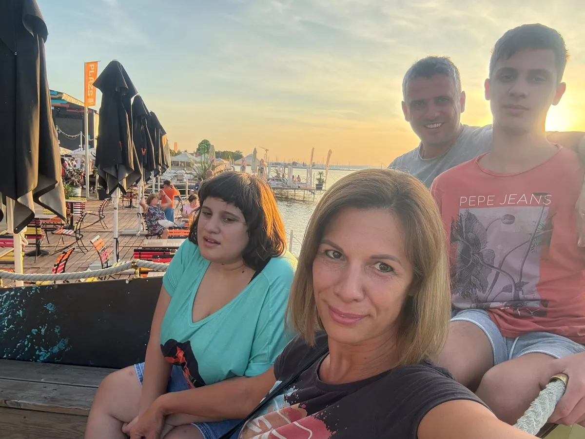 Vizdár-Lőczi Gizella két autista gyermeket nevel: Zétényt és Vandát.