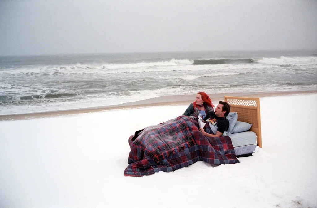 Clementine (KATE WINSLET) and Joel (JIM CARREY) in Eternal Sunshine of the Spotless Mind.