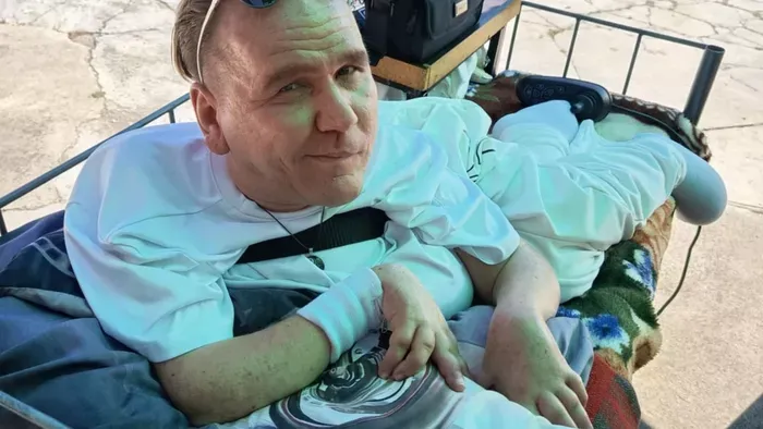 Dolgozni szeretne az ágyhoz kötött Roland