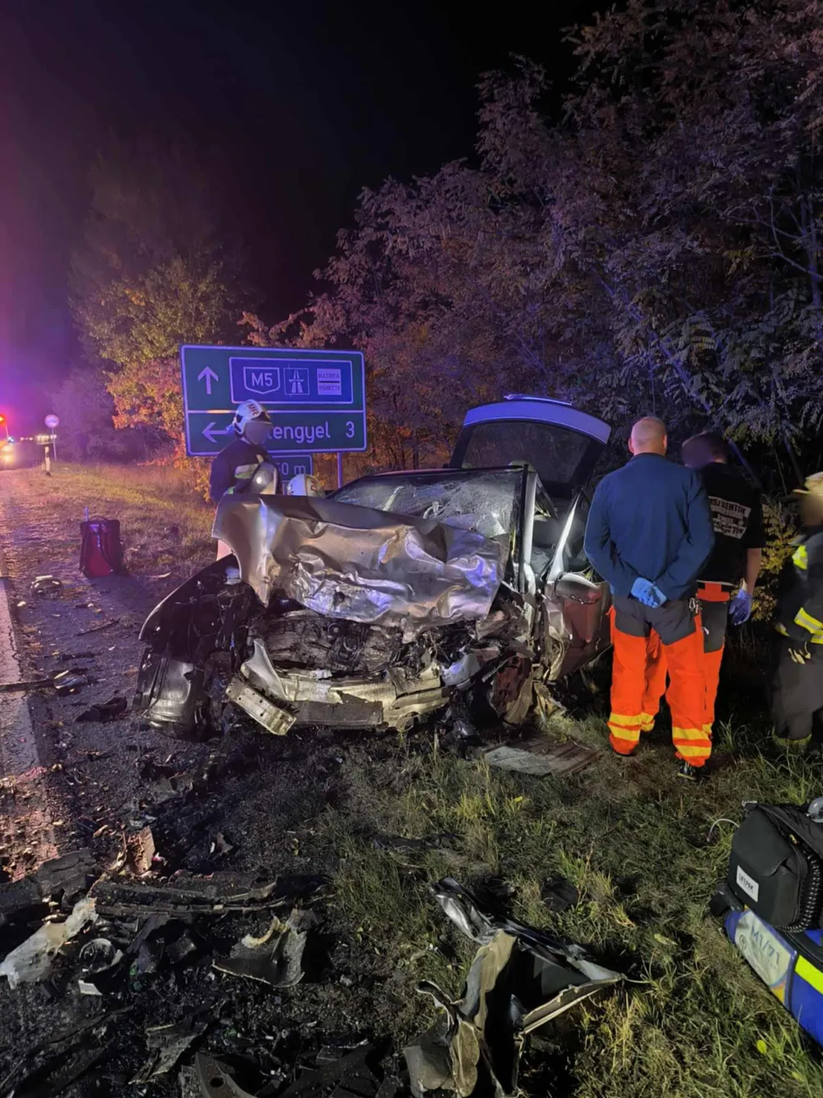 A baleset Újhartyán és Újlengyel között történt, a Mercedes sofőrjét már nem lehetett megmenteni.