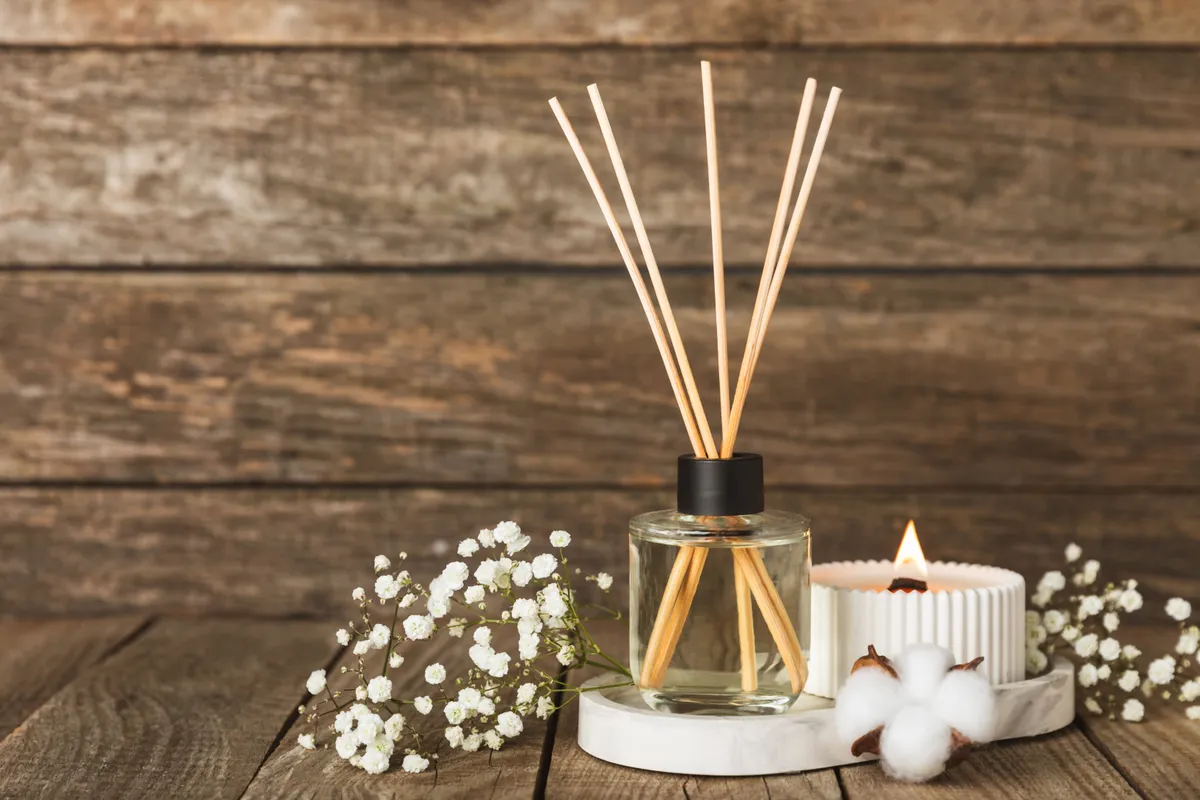 A lakberendezési ötletek közül az egyik a lakásparfüm gyertyával.